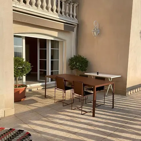 Avec Quatre A Villa