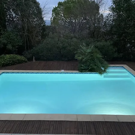 Avec Quatre A Villa *